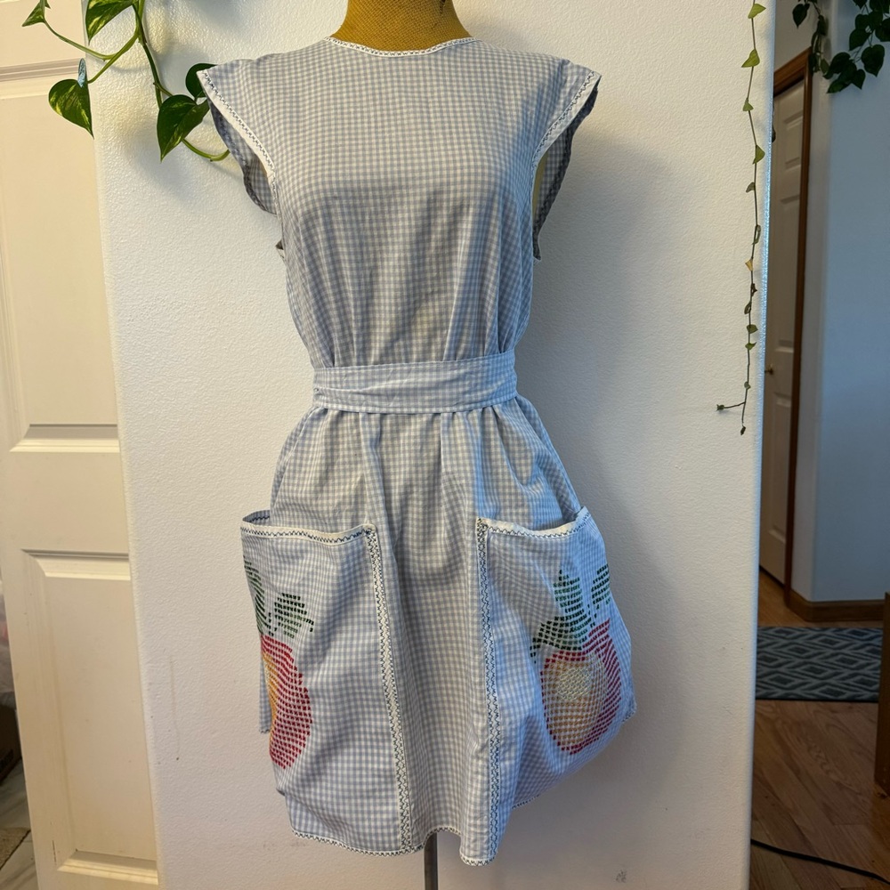 Vintage Gingham Apron with Apple Embroidery - Picture 1 of 10